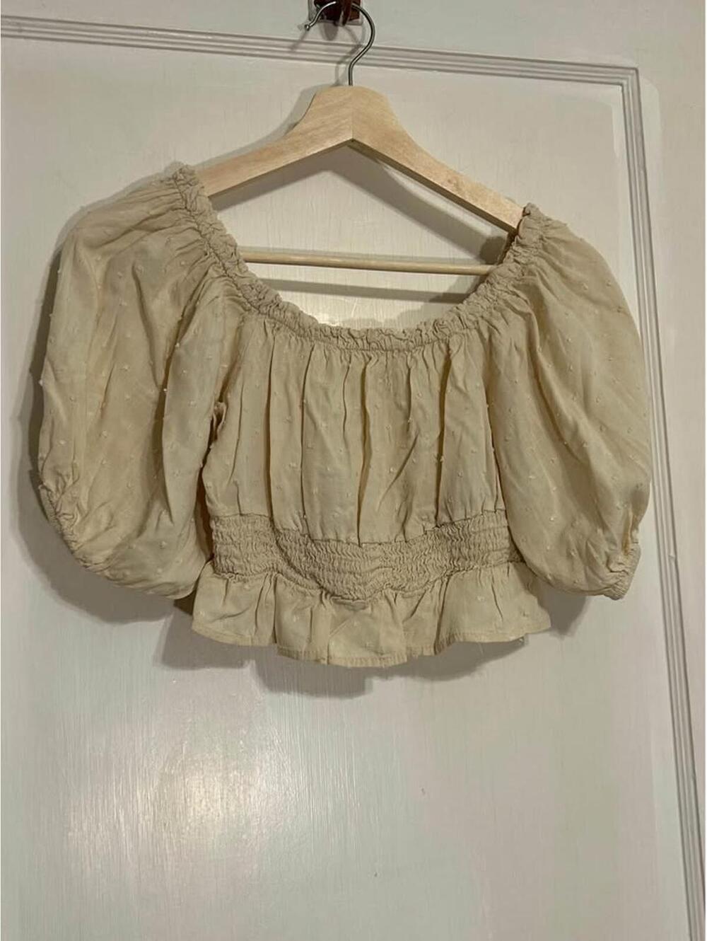 Alter’d State flowing crop top with puff sleeves in cream size small